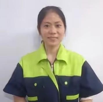 农村女孩李佳，大专毕业后找不到好工作，就去成都理工大学当了环卫工。今年33岁，已