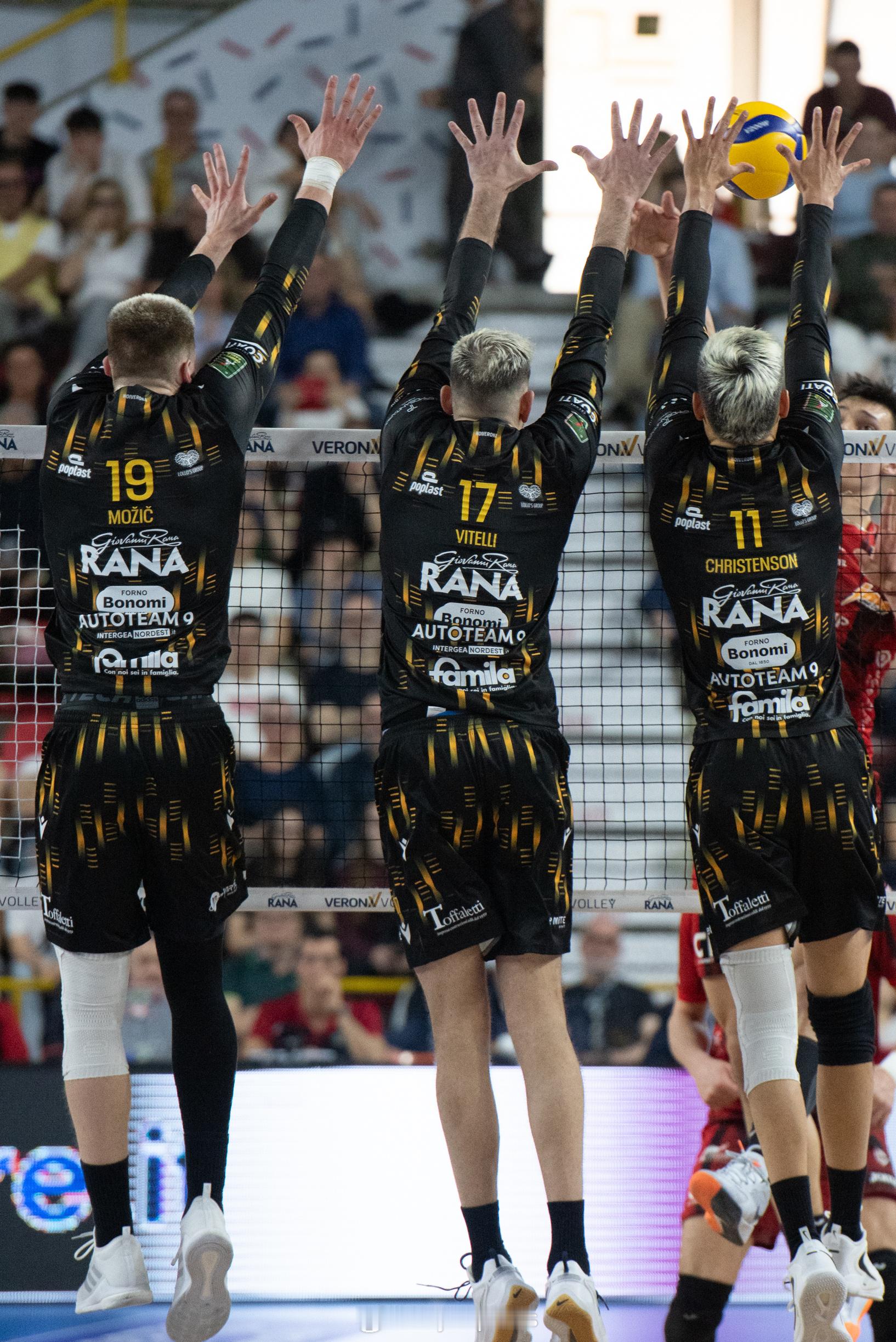 【意超男排半决赛III鲁贝3-2大逆转维罗纳拿到赛点】国际排坛战报速递 4月11