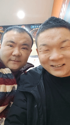 原谅我不厚道的笑了！近日河南，一对小眼兄弟自出生后就因为眼睛小而深陷苦恼，便一起