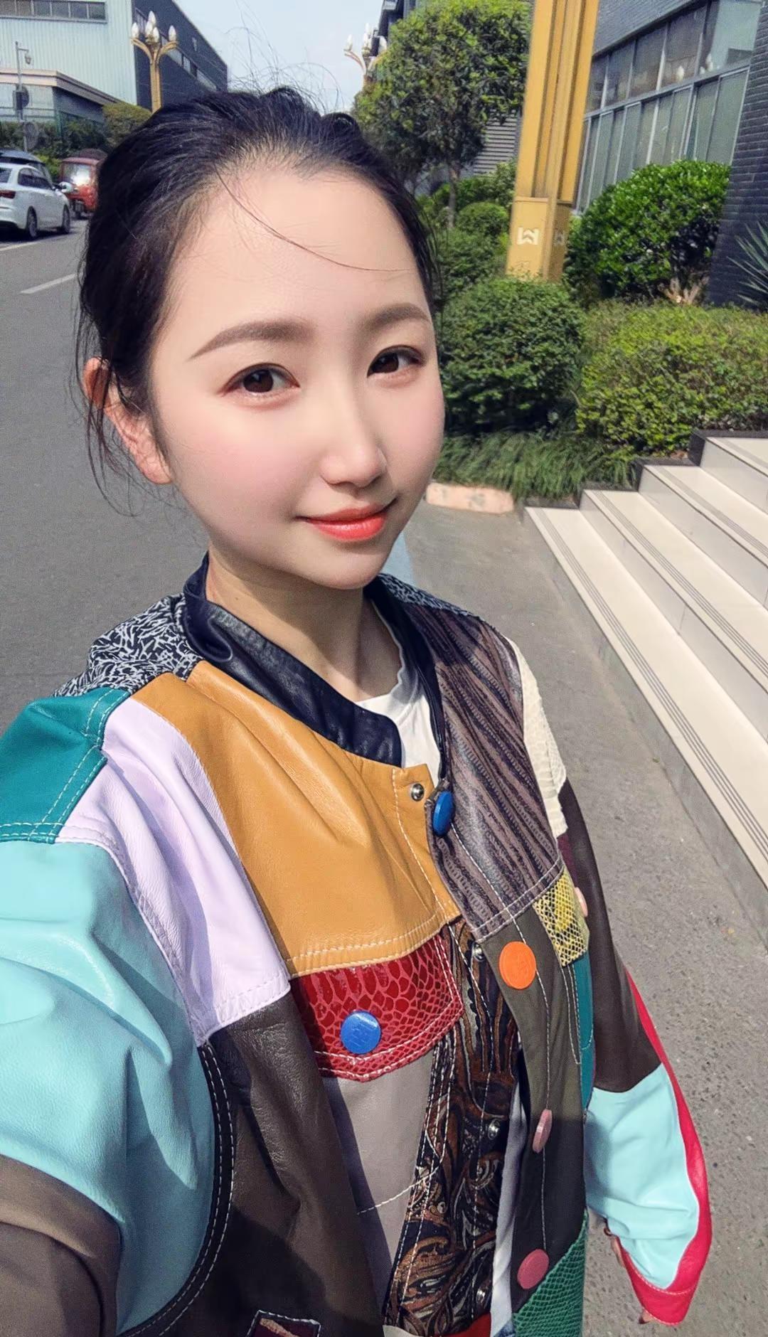 现在的生活很简单，每天喝喝小酒，唱唱小歌，自由自在……