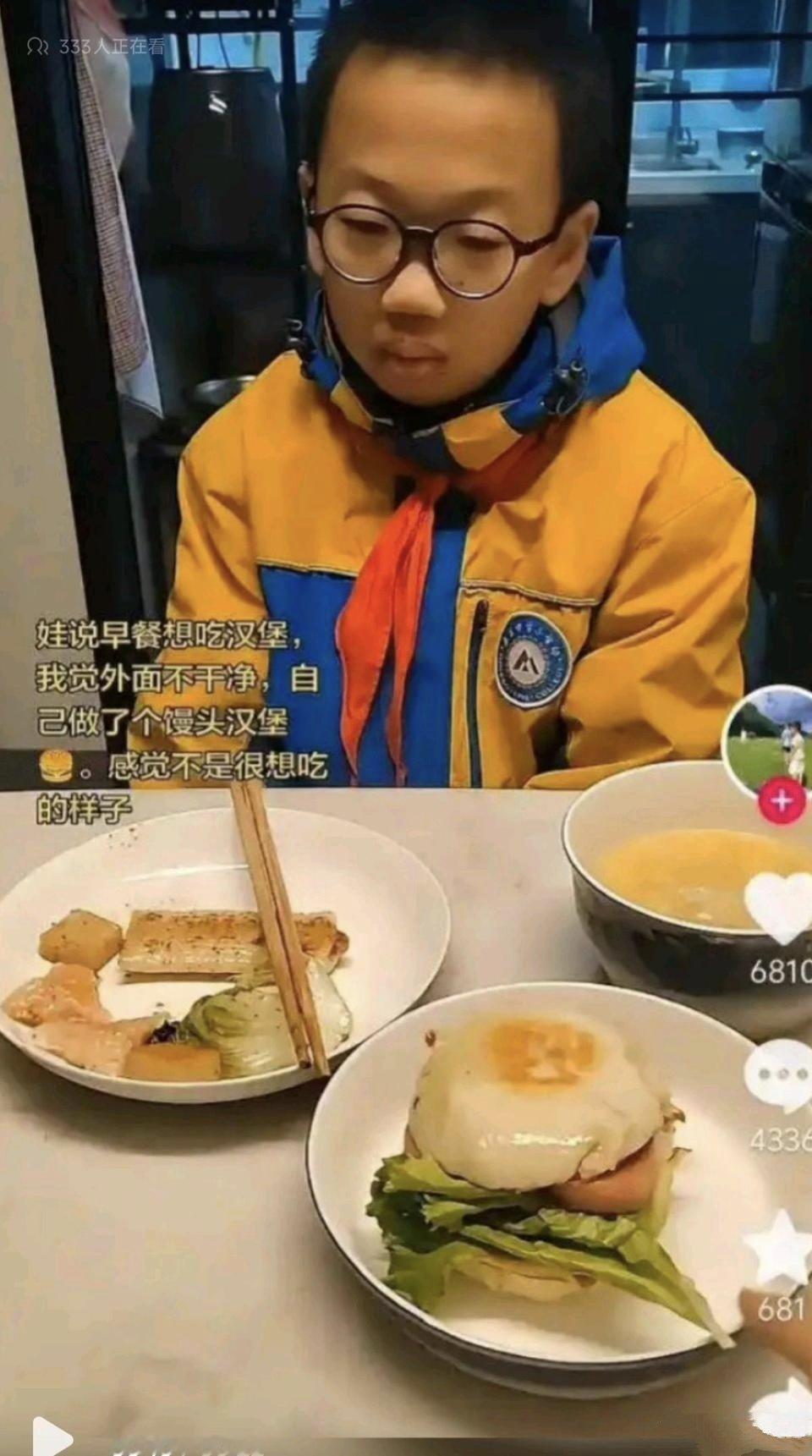 就问一句，当妈的给娃做“健康版汉堡”，真的错了吗？
娃早餐点名要吃汉堡，我觉得外