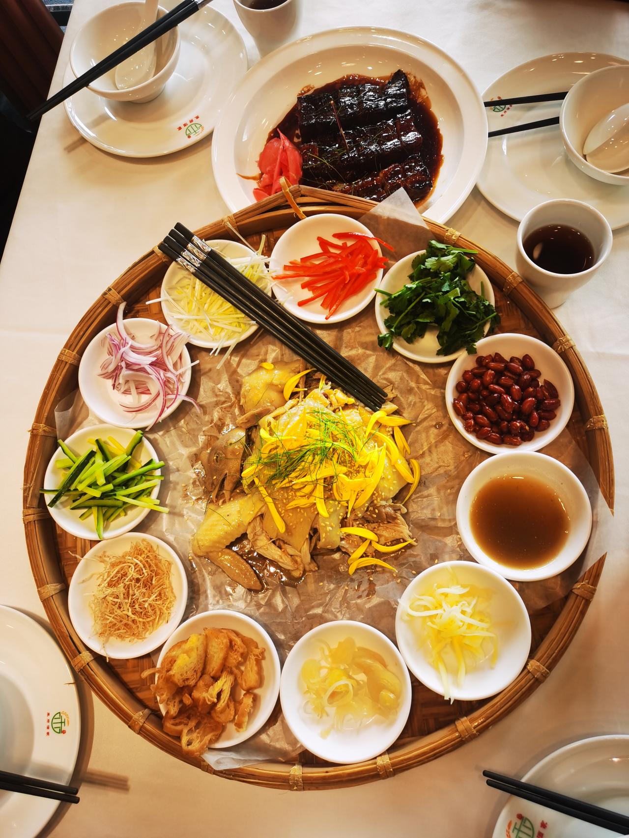 你遇到过劝你减菜的大堂经理吗？

前几天，我和朋友家一行四人去禾府酒店吃饭，我们