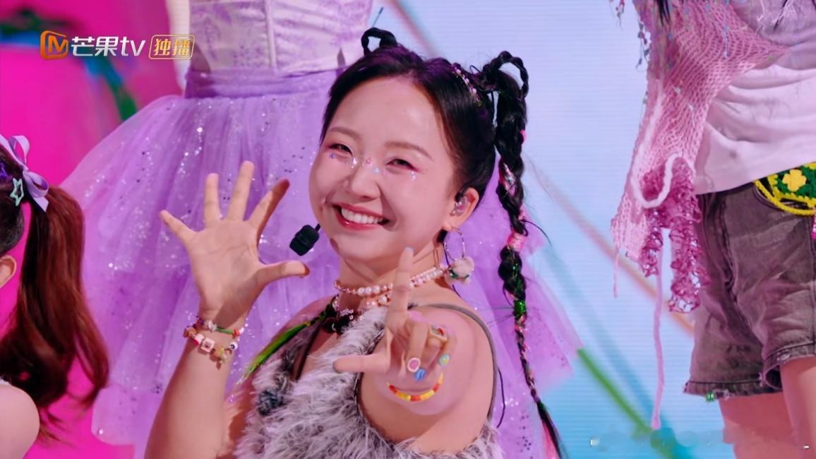 小辣李嘉琦[超话]辣谢话 感恩日记：1️⃣今天是“甜”气辣辣～舞台真的好棒的！2