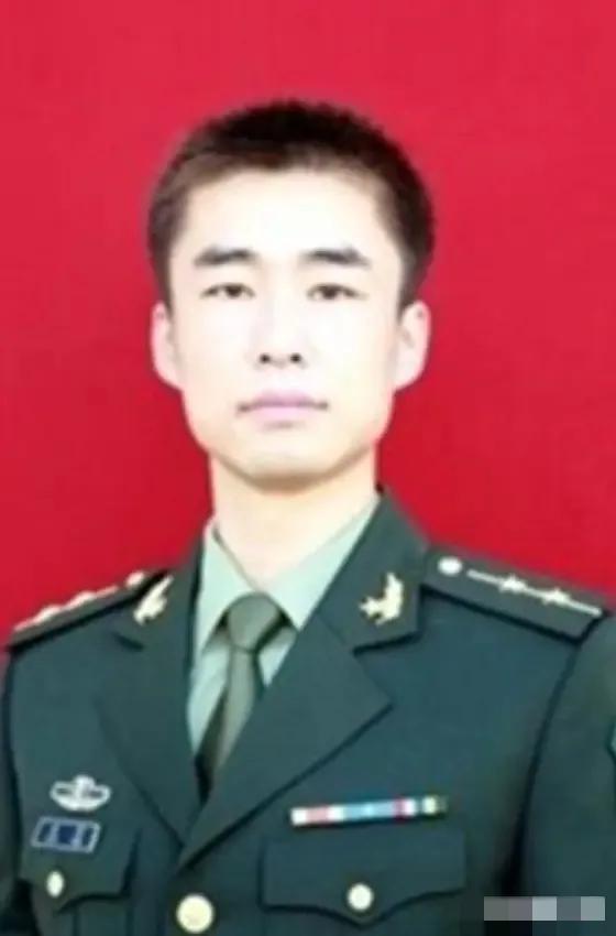2012年，山东一名军人请假回家，但迟迟不见归队，上级领导打过去电话询问，三岁的