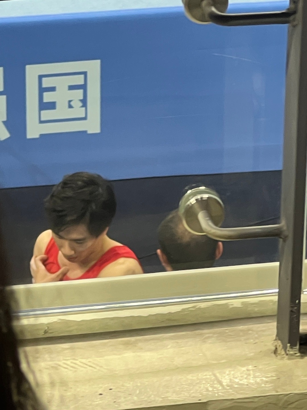 p1就这么把自己搓红了 感觉小张身上真的好容易留印子哦 