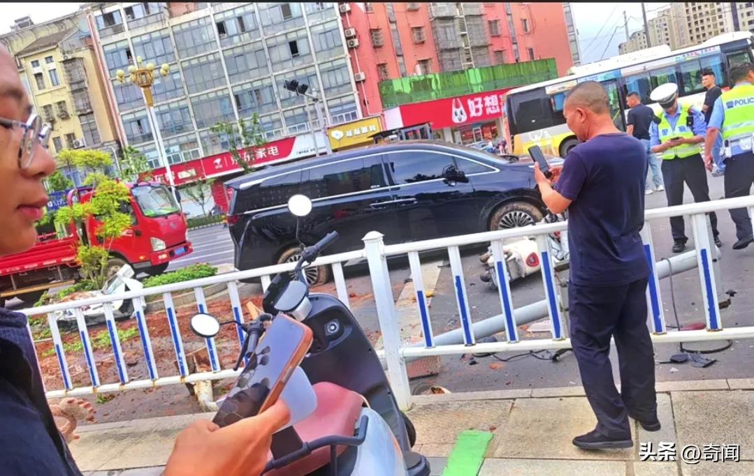 人神共愤，女子驾车撞倒电瓶车致2名孩子死亡妈妈重伤，下车后毫无悔意称“保险齐全我
