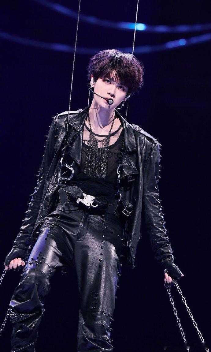 黄明昊爱豆熹妃回宫谁被黄明昊昨晚的演唱会狠狠惊艳了！从开场到收尾全程无拉胯，唱跳