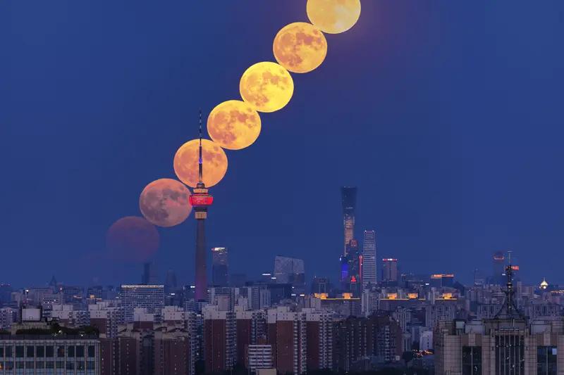 11月5日傍晚，年度最大“超级月亮”现身北京上空。21点19分前后，月亮最为完满