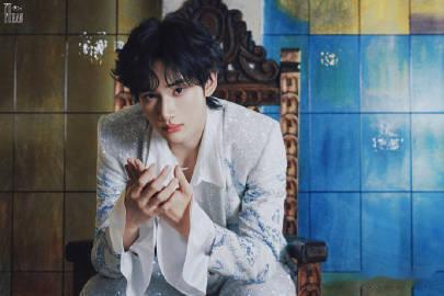 余宇涵一会daddy一会baby 家人们快来看余宇涵！亮片西装一穿，他就是那个走