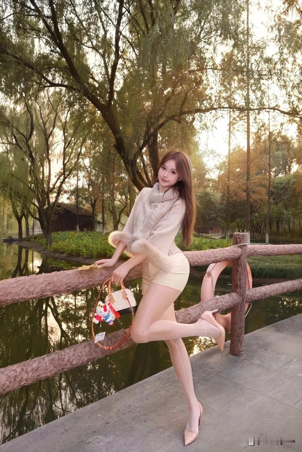 秋日暖阳下，优雅白裙与自然相映成趣怎样完成气质风穿搭 刘亦菲有哪些细节会让你有感