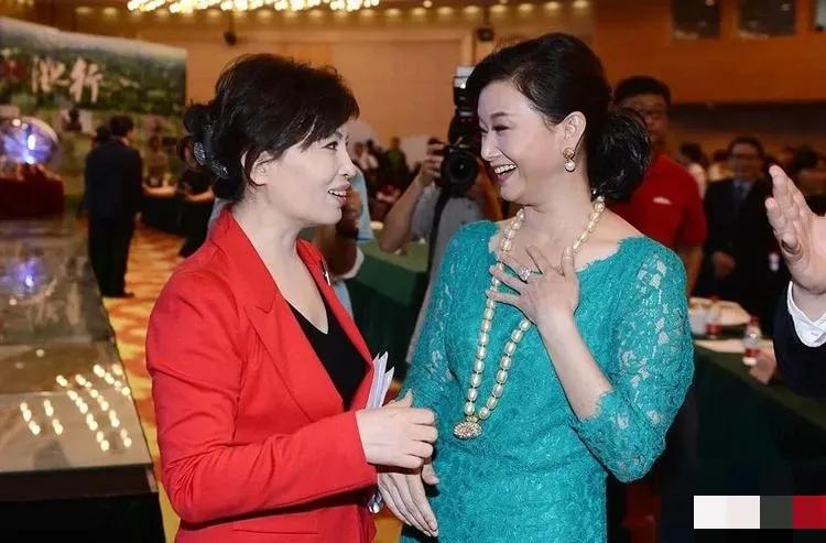 57岁宋祖英与62岁李瑞英昔日同框出席活动！相差5岁的两人，表现出来的状态却大不