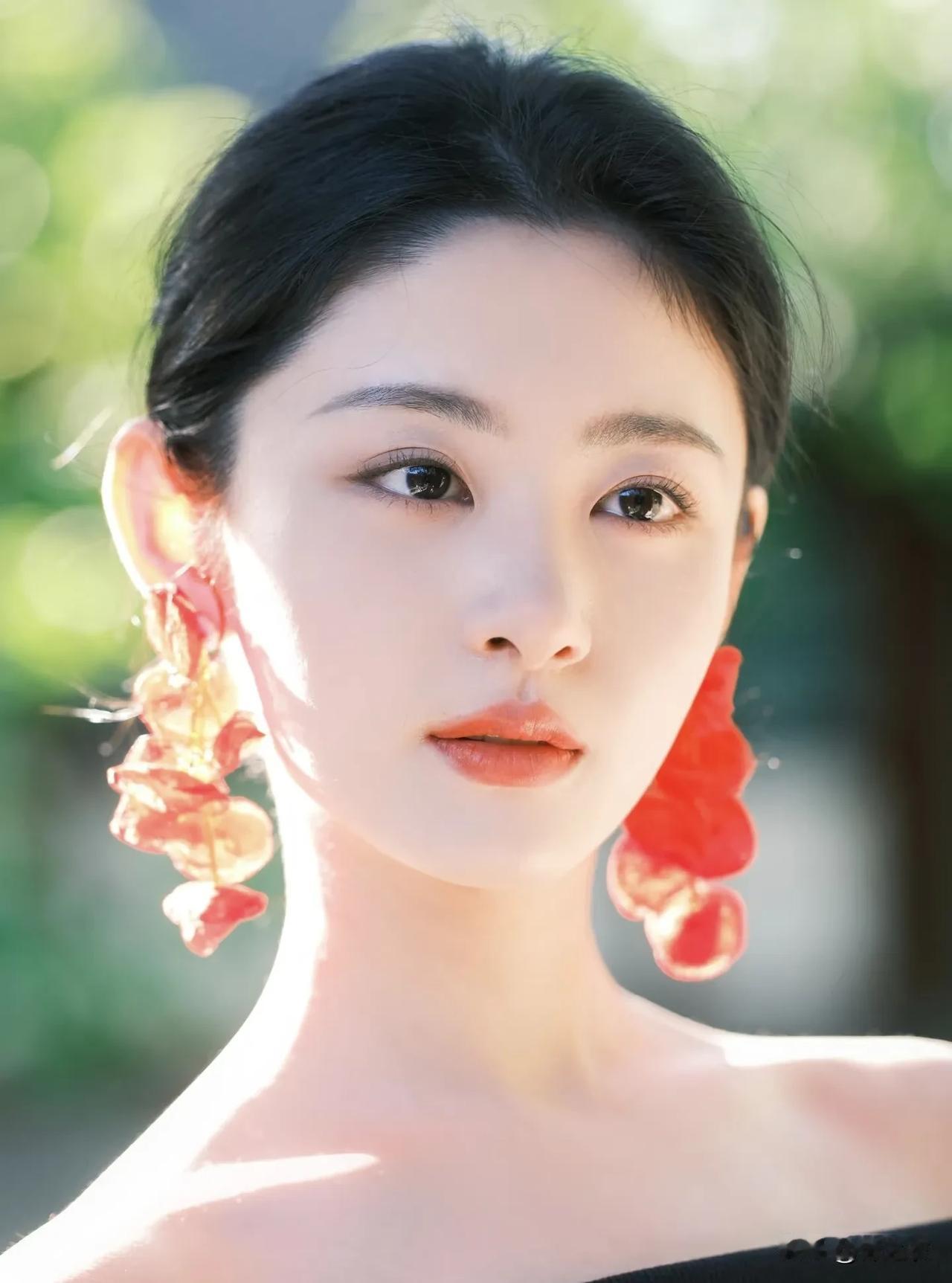 看过五福的综艺，因此可以从综艺里能感觉出来，赵晴的性格挺好的 ，她和大家相处起来