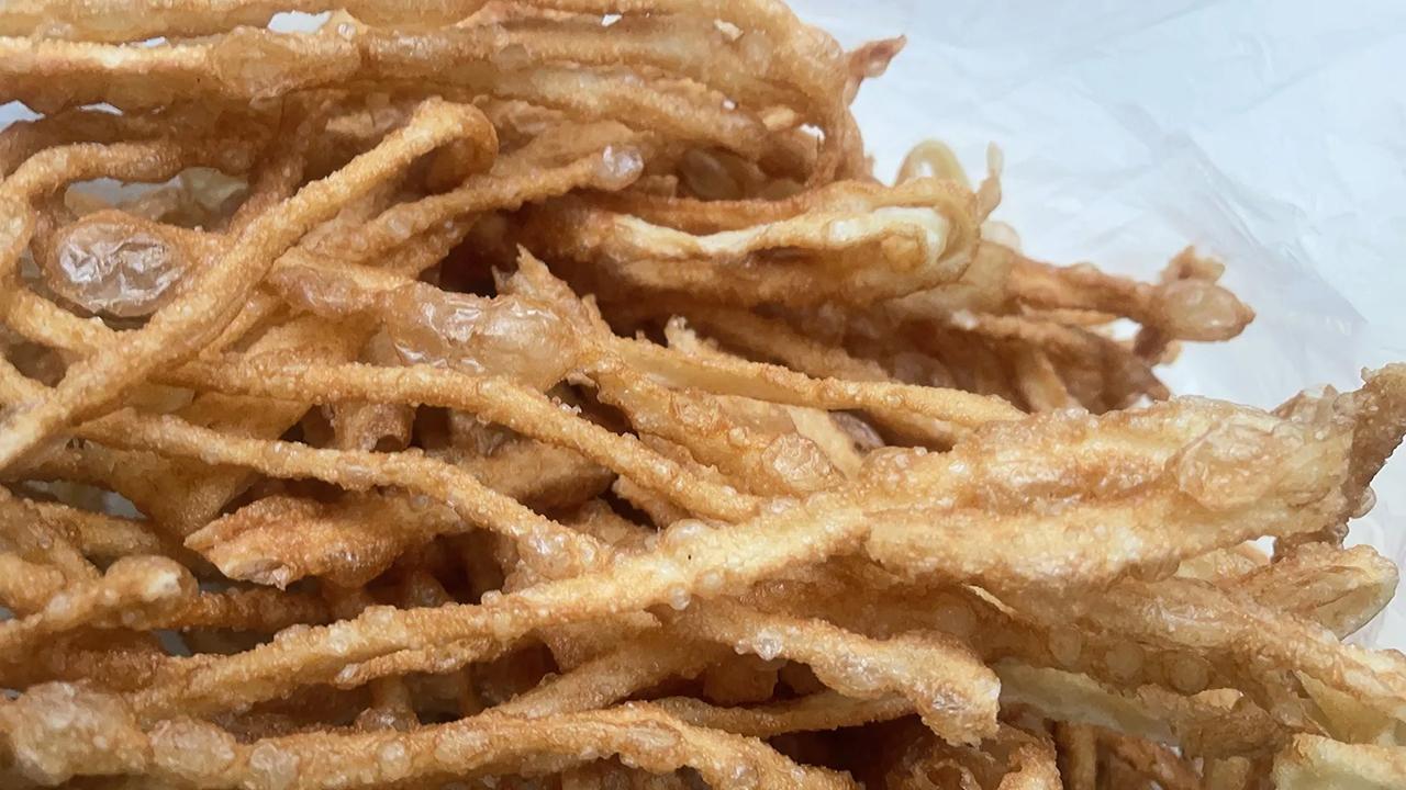 很多网友都没见过这种馓子吧，
以前我姑家就卖这个，
每次要来我家时，
都会重新换