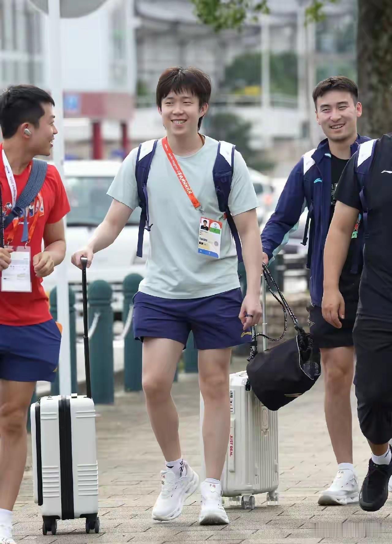 这个画面不仅想单夸一个人，这几位年轻人走过来，王楚钦袁励岑牛冠凯，活脱脱就是亚运