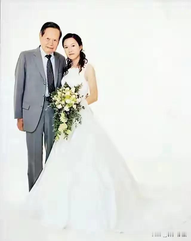 82年的等待，82年的潇洒，于无声处！
28年的承诺，28年的陪伴，无怨无悔！