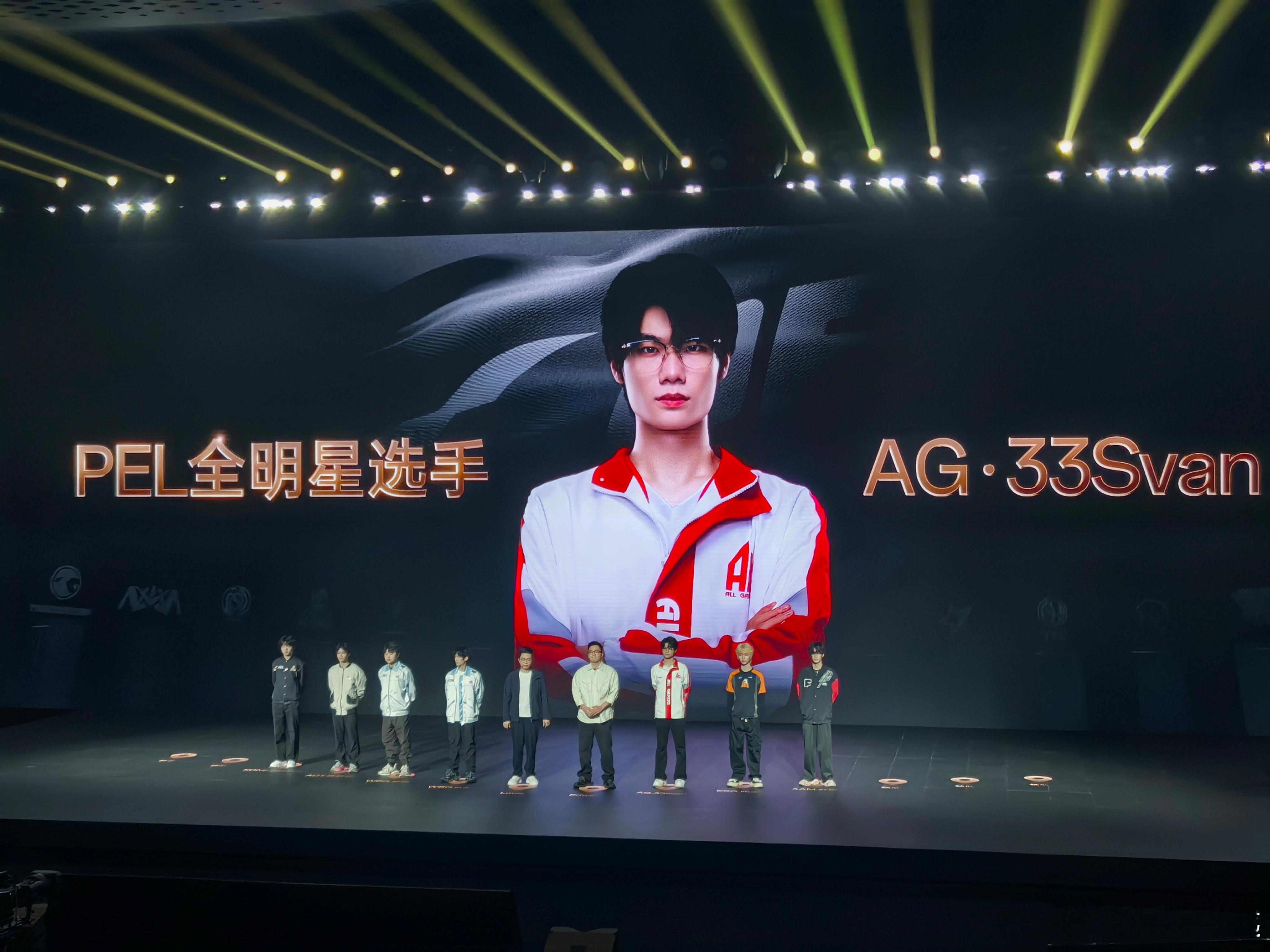 不是，一加你也太会玩了吧，发布会现场和平精英这个阵容太强了，而且“空投”直接到现