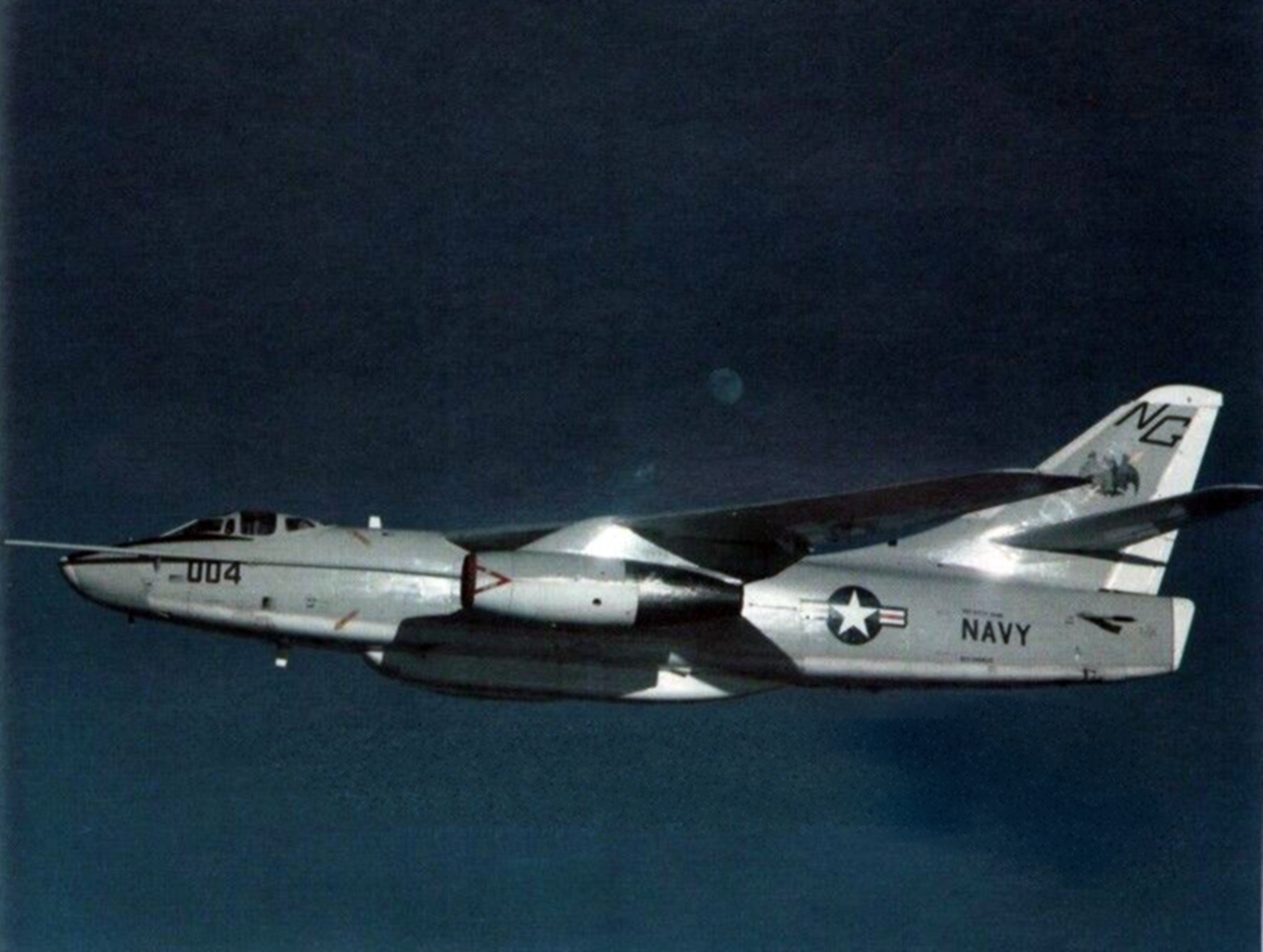 分享圖片：美國道格拉斯EA-3B/EKA-3B“空中武士”艦載重型電子戰機/空中