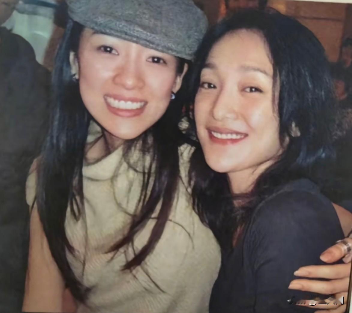 这两人才是真朋友，
果然没有明争暗斗过的女人站在一起时才会状态松弛明媚
…
章子