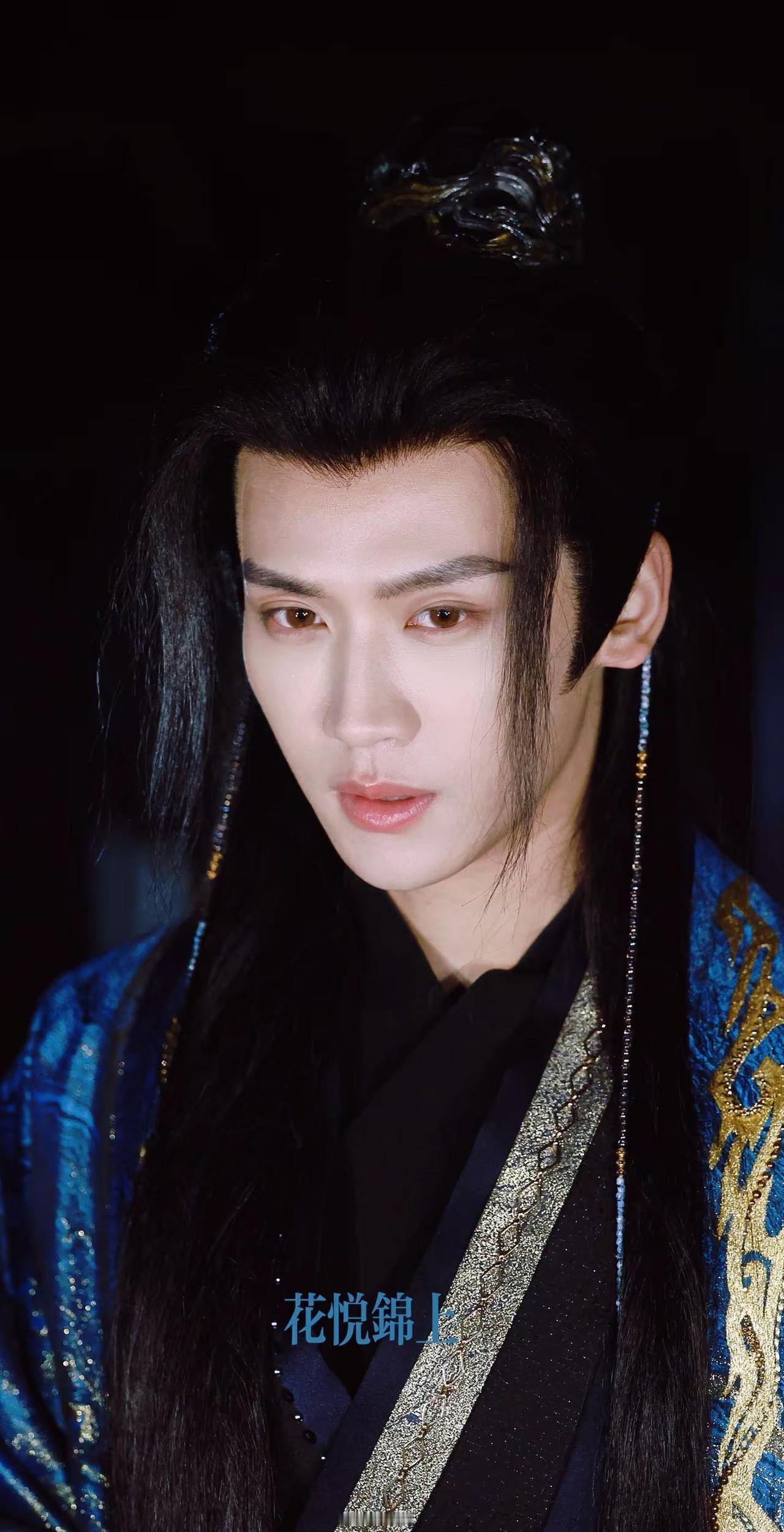 别再说粉丝“为爱发电”了。
他们正在用修图软件，悄悄“驯化”下一个顶流。
你花三