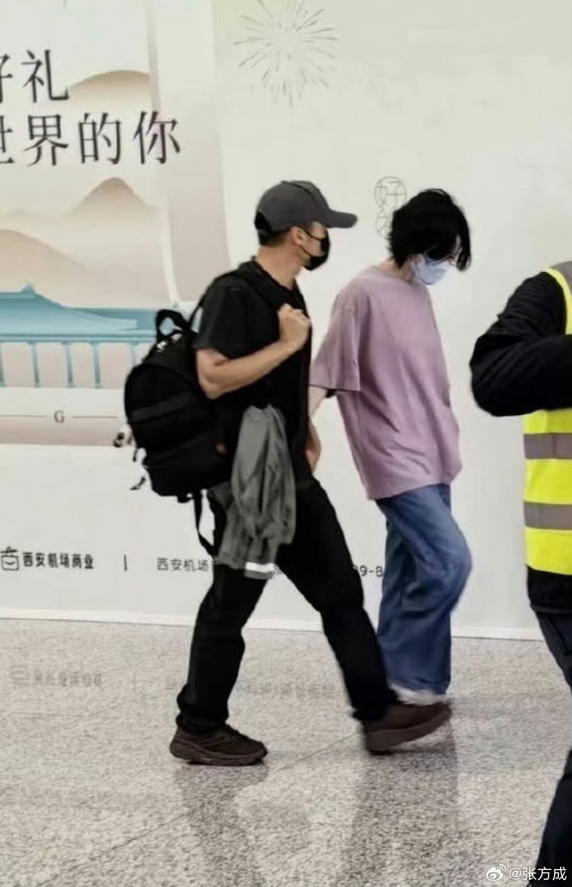 谢霆锋王菲十指紧扣一起走原来真的在一起了啊！ 大连·大连周水子国际机场