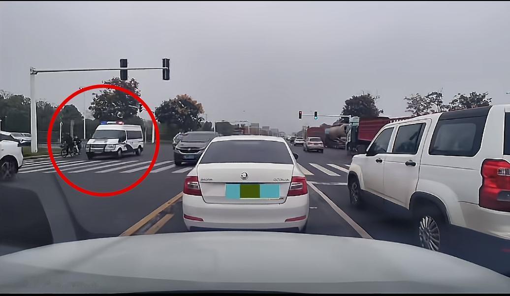 今天九点四十五分，网友遇到了湘潭大学周立人执行死刑的押车车队，不禁感叹人这一辈子