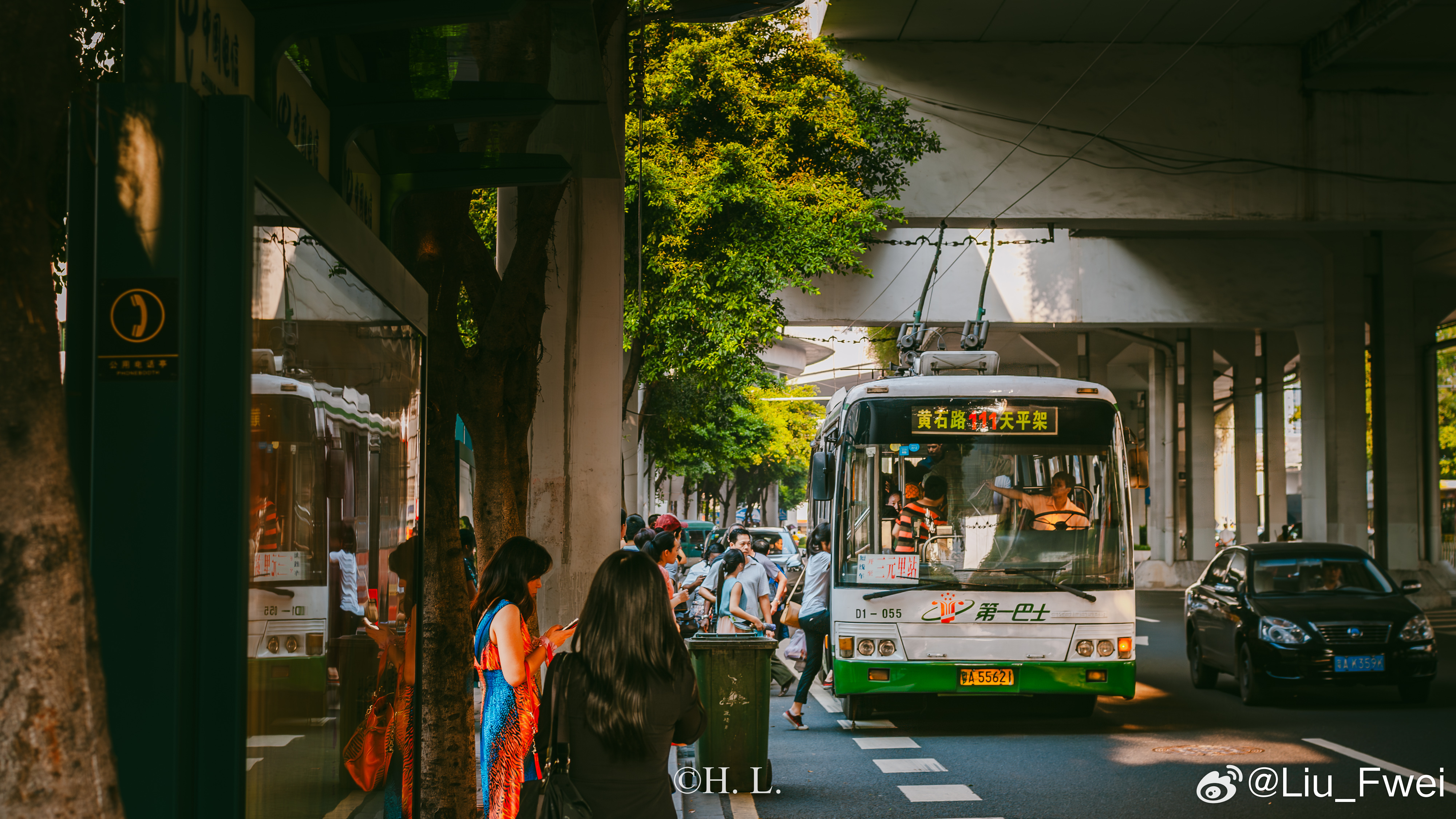 广州111路短线车，开往——三元里站。无轨电车
