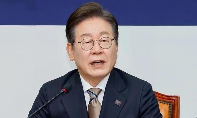 李在明一句话成焦点，中美间走钢丝，背后藏着什么账？
韩国总统李在明最近被外国记者