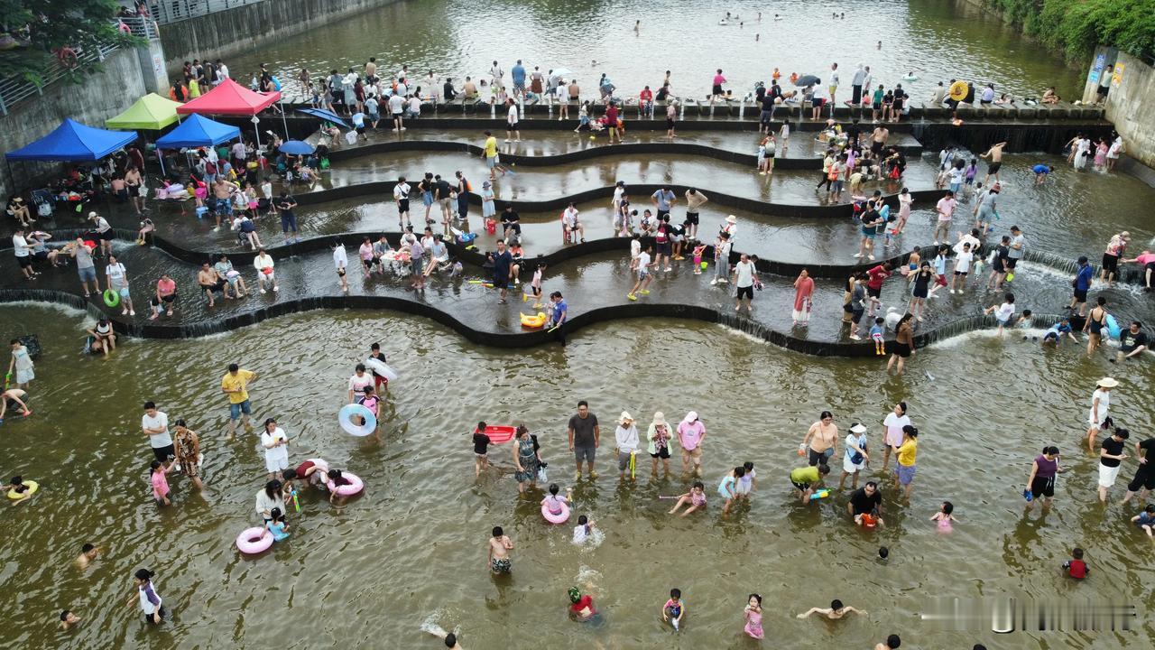 鹤山鹤城镇五星村鱼鳞坝玩水，可以野餐游泳玩桨板。
亮点特色：可以钓鱼、游泳、玩桨