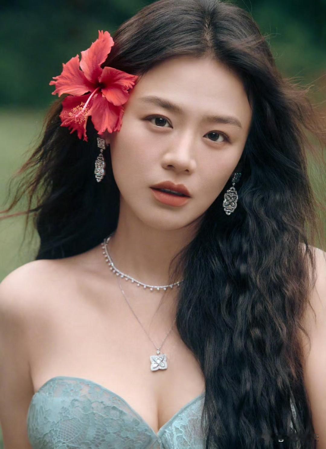 马思纯ELLE盛典出图，这组红花蓝裙造型杀伤力超标了！
蓝裙轻盈得像把月光穿在身