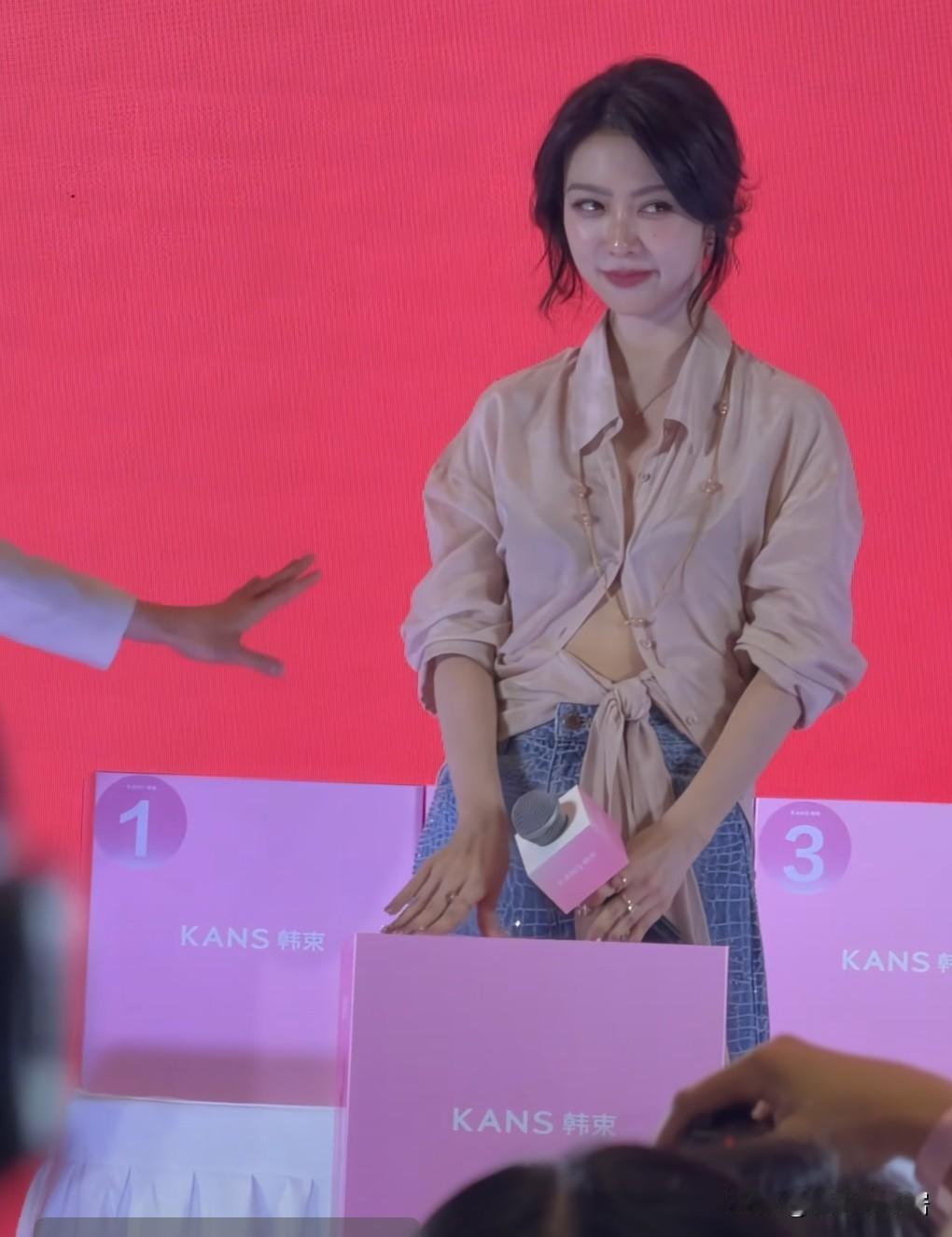 薛凯琪内心肯定以为自己美爆了，那勾人的小眼神，下一秒谁成想变成了“大头娃娃”，所