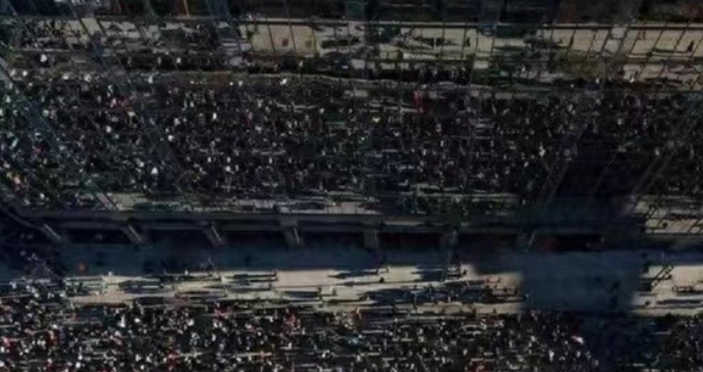 我同事的弟弟在美国当公务员，
他昨天打电话跟他哥说，
美国现在全乱套了，超2亿人