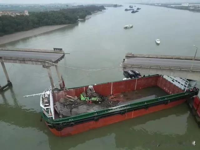 广州沥心沙大桥被船撞导致桥面断裂，5人确认已经没了，我问建筑的朋友这座桥的断裂面