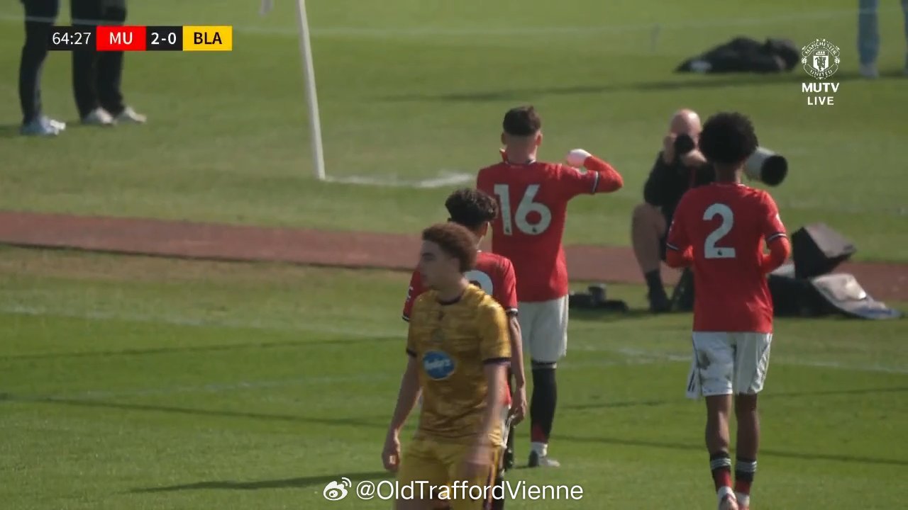 插播：凯爷鲁尼破门，曼联U18两球领先 