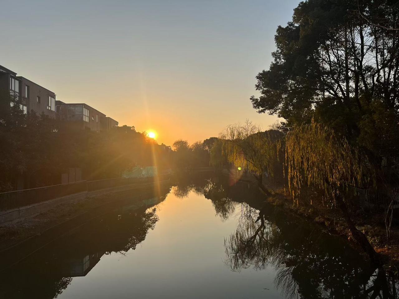 大家通常一天吃几顿正餐正餐一般一天都应该是三餐，早餐要吃得比较营养，中餐要多样化