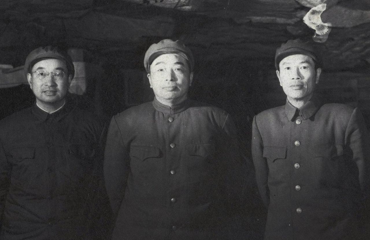 彭老总视察哈军工，“老部下”陈赓已经成为校长，还是站在一旁陪同参观。突然彭老总看