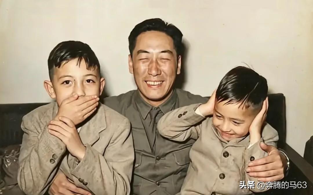 这是上世纪五十年代，蒋纬国抱着年幼的蒋孝武与蒋孝勇的合影。
