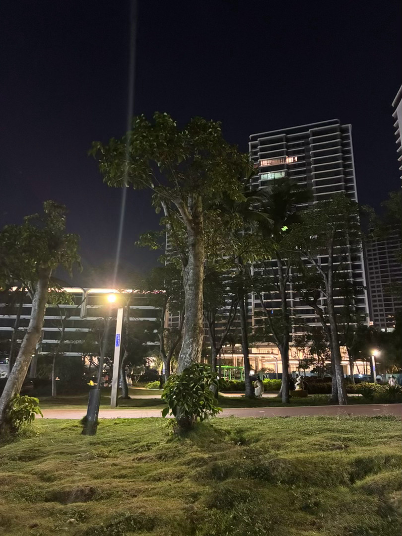 坐在外面看风景背靠大海，也比坐在屋子里低头打游戏好 海口·龙华区海口湾公园
