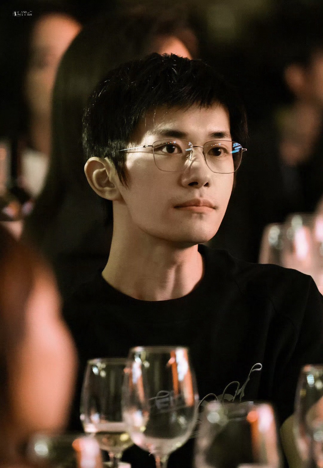 易烊千玺以评委身份出席First影展晚宴，低调短发配细边眼镜，好沉稳的电影人🎬