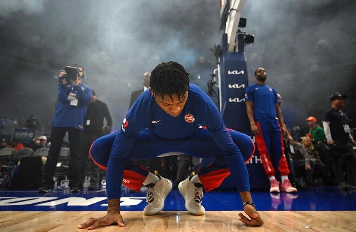 活塞上一场被快船吊打，这场吊打湖人。感觉有点针对啊😦 