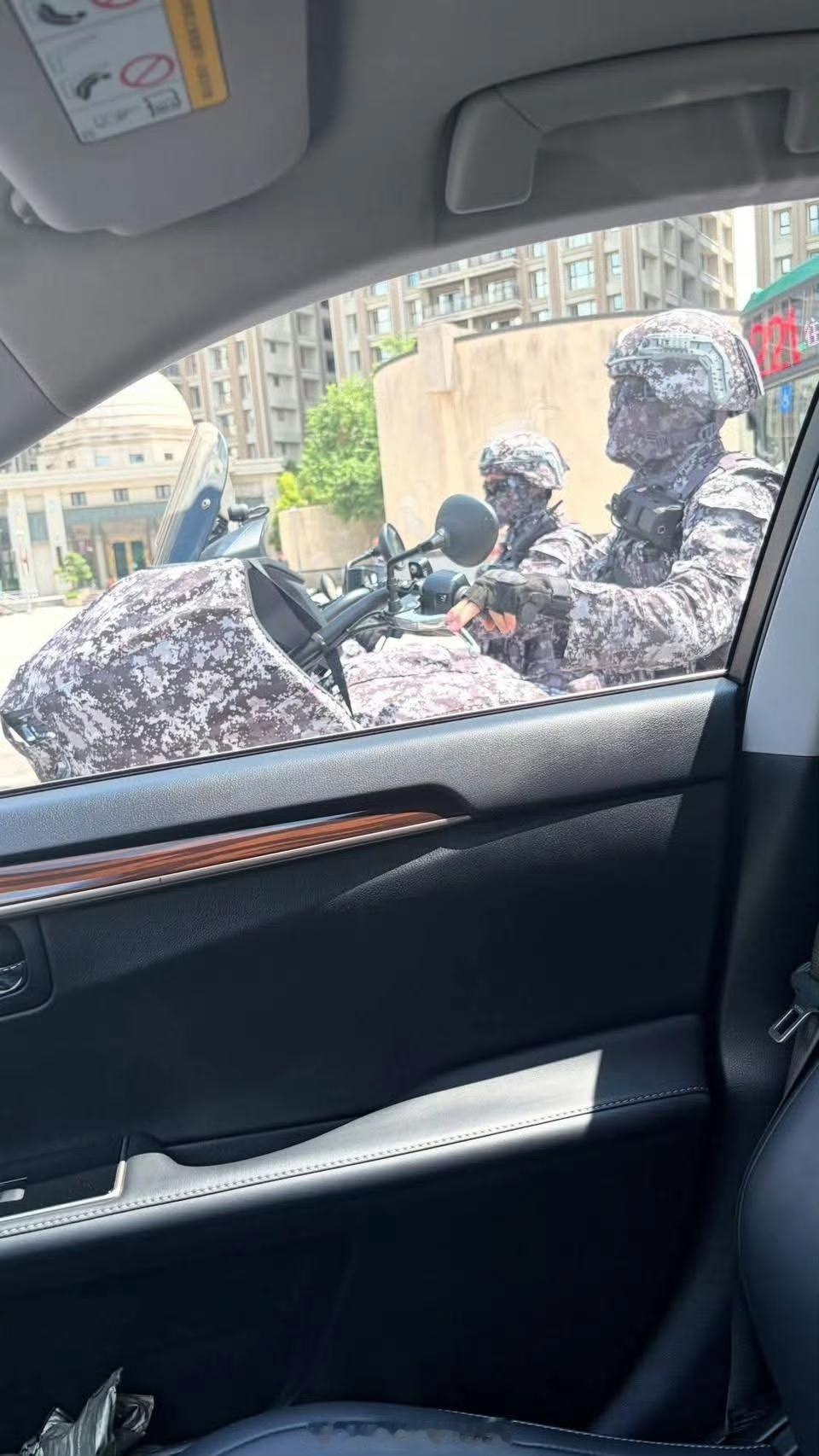台湾省台军宪兵的城市迷彩，感觉比绿色扎眼多了，战争中宪兵快速反应部队，这次连摩托
