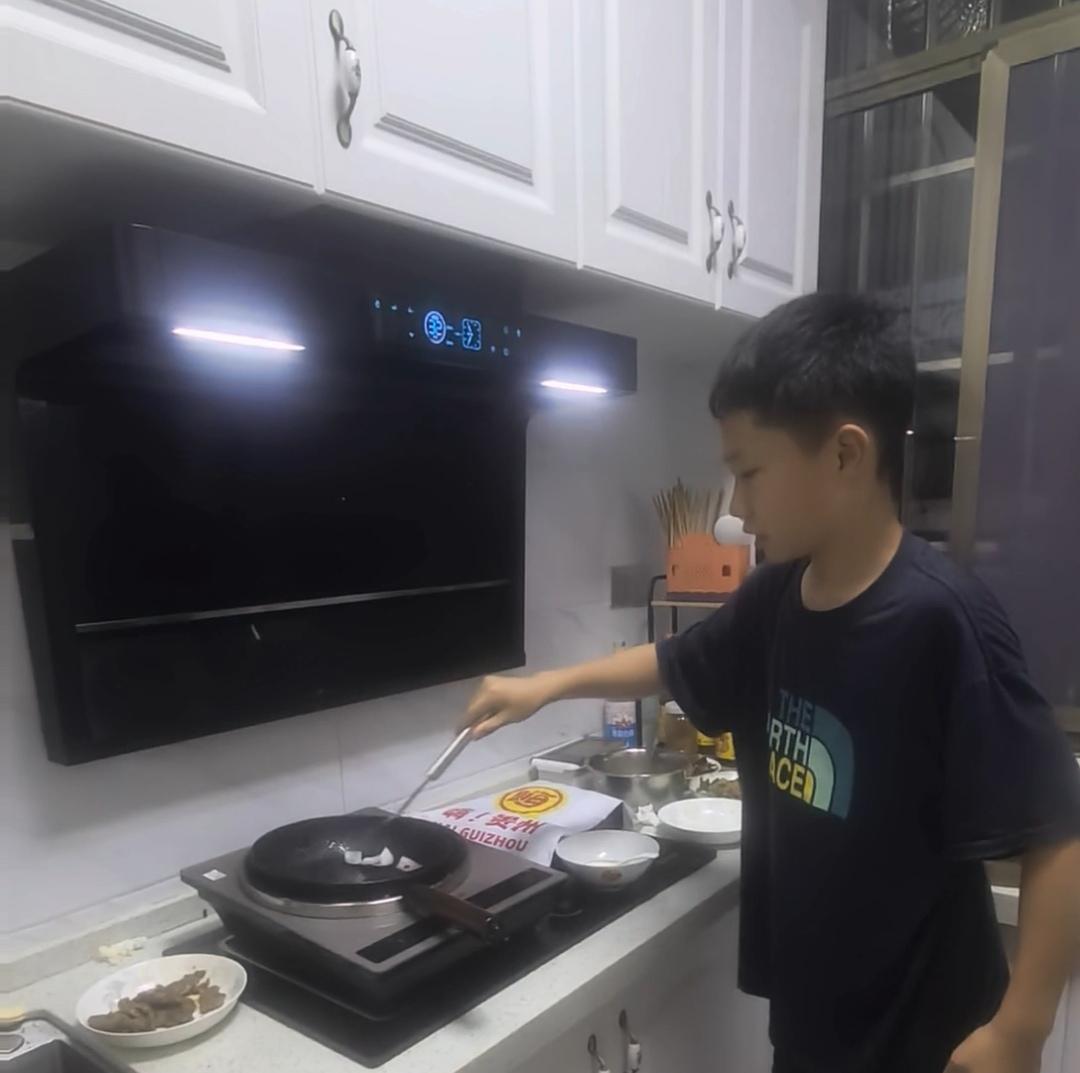 儿子小树苗放暑假时，学校给他和同学安排了一次特别的暑假作业，就是假期间给爸爸妈妈