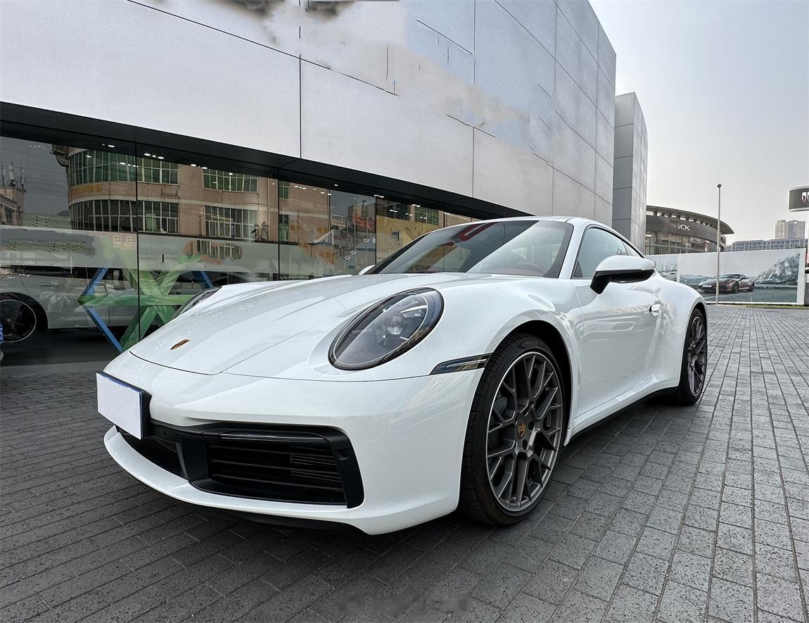 保时捷 911 Carrera 细花白/波尔多红 准新车[酷]去年4月份上牌，仅