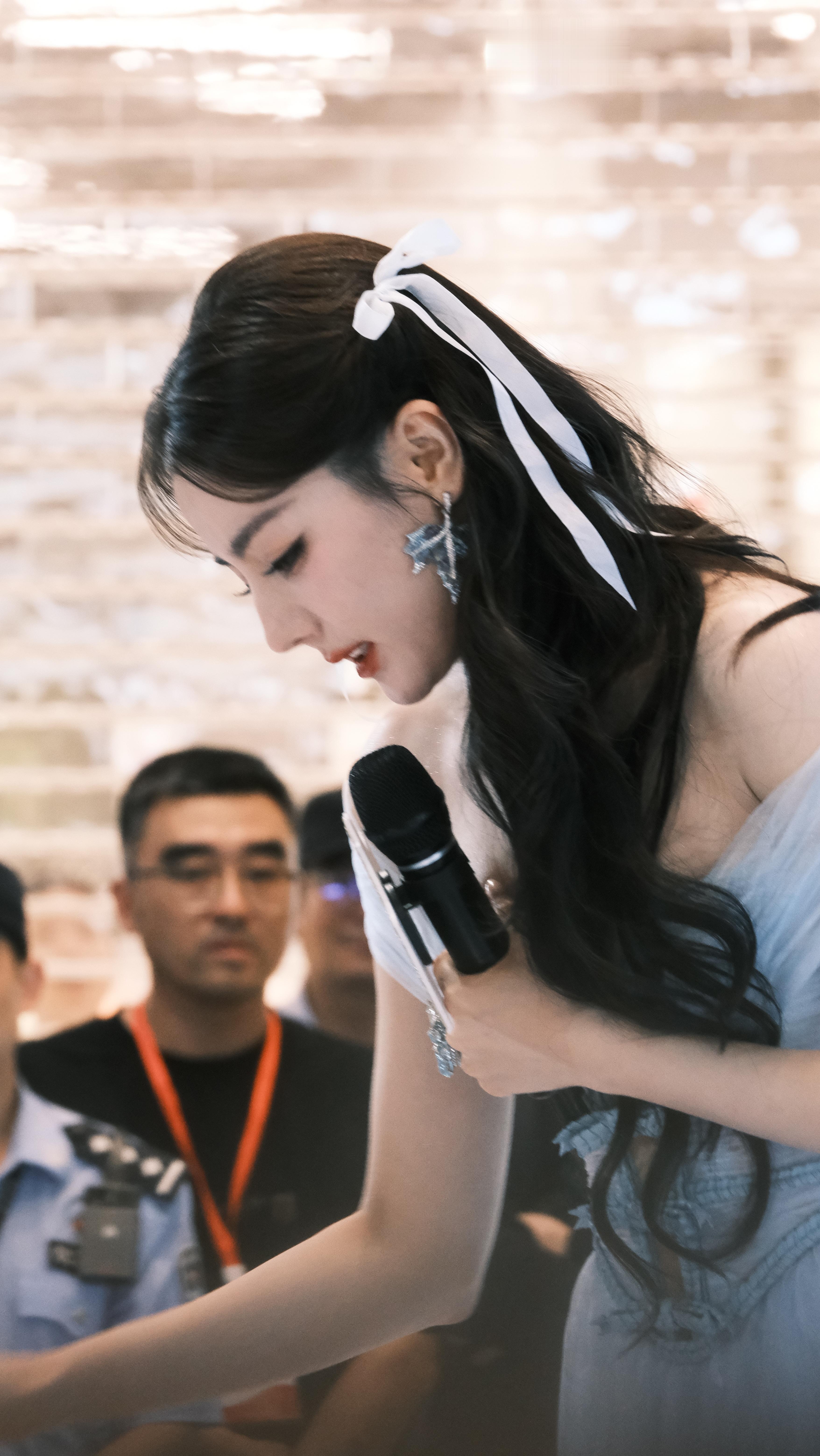 迪丽热巴迪丽热巴为周星驰新电影打call迪丽热巴 看得出她是公主发射发射＞＞＞?