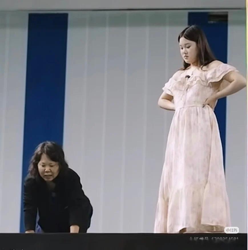 张家齐的奖金呢好讽刺的图片母亲在寻找十几岁的女儿，二十几岁的张家齐在俯视她的表演