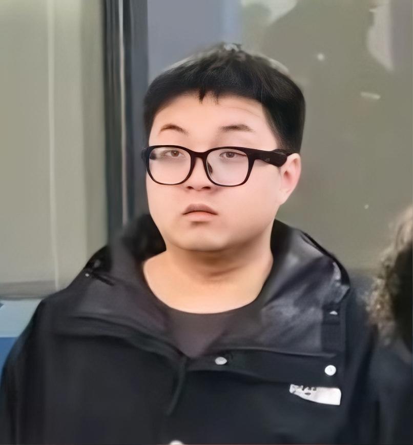 “提个车都能撞人？这届年轻人真不行？”——别急着下结论，事情没你想的那么简单。