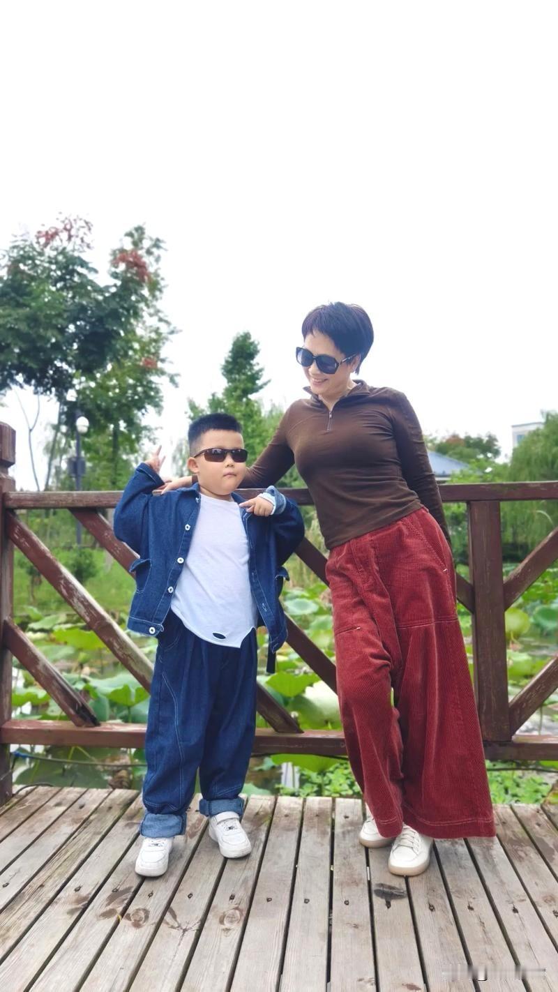 外甥手指她的鼻子说：“都是你把我奶奶挤走的，我讨厌你！”陈大妈做梦想不到，她会被