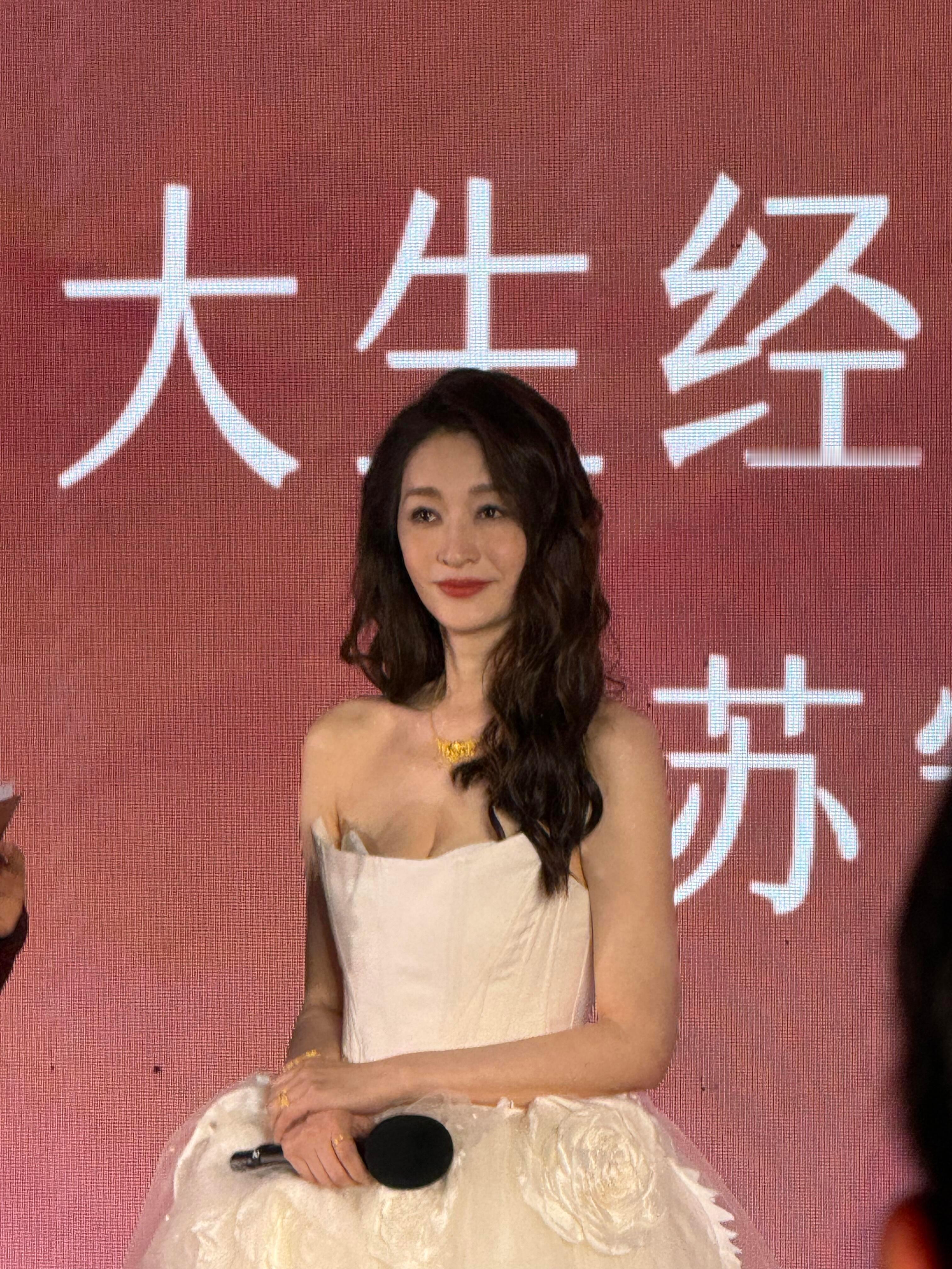 李小冉徐州线下活动李小冉徐州参加线下活动真的人气好高，现场粉丝真的人潮汹涌，李小