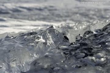 十三匹马冰封水库底，七旬老汉欲哭无泪

零下二三十度的酷寒天，黑龙江黑河嫩江市七