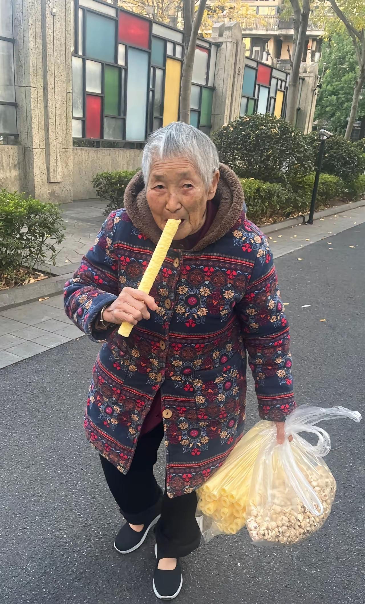 84岁了！
多轻松自在，吃自己喜欢吃的食物，干自己喜欢干的事儿，活在自己心里，别