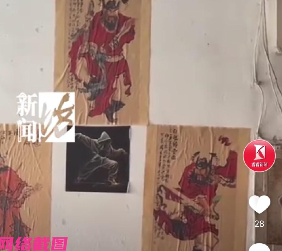 上海有女子一家人，如今只要每天一推开家门，一眼见到都是些贴满楼道的惊悚画面，一旁